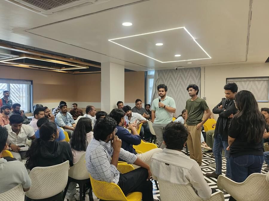 Sushruth Samson speaking about Findia to a room of founders in Hyderabad